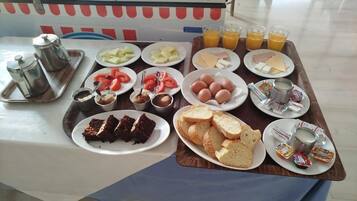 Kontinental frukost varje dag (EUR 15 per person)