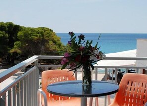 Laptop workspace, free WiFi - Three Brothers Hotel (Aegina)