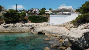 Vista frontal de la propiedad