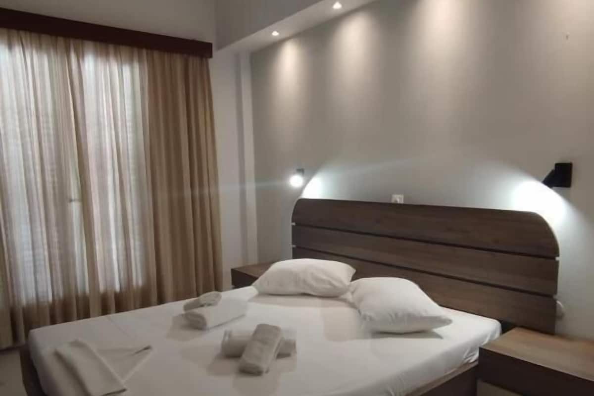 Habitación Confort con 1 cama doble o 2 individuales, balcón, vistas al patio | Espacio para trabajar con un portátil y wifi gratis