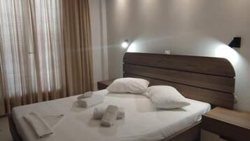 Habitación Confort con 1 cama doble o 2 individuales, balcón, vistas al patio | Espacio para trabajar con un portátil y wifi gratis