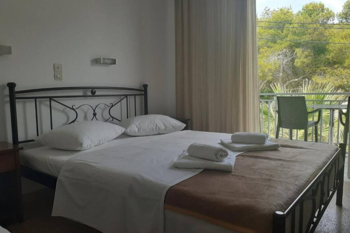 Chambre de base double ou avec lits jumeaux | Espace de travail pour ordinateurs portables, accès au Wi-Fi (inclus)