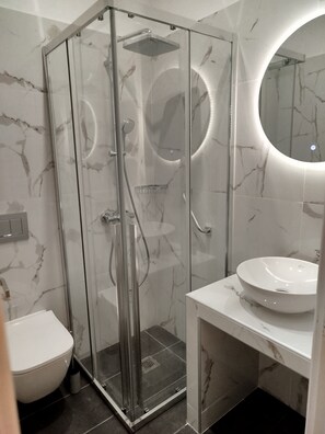 Shower, rainfall showerhead, hair dryer, towels - Three Brothers Hotel (Aegina)