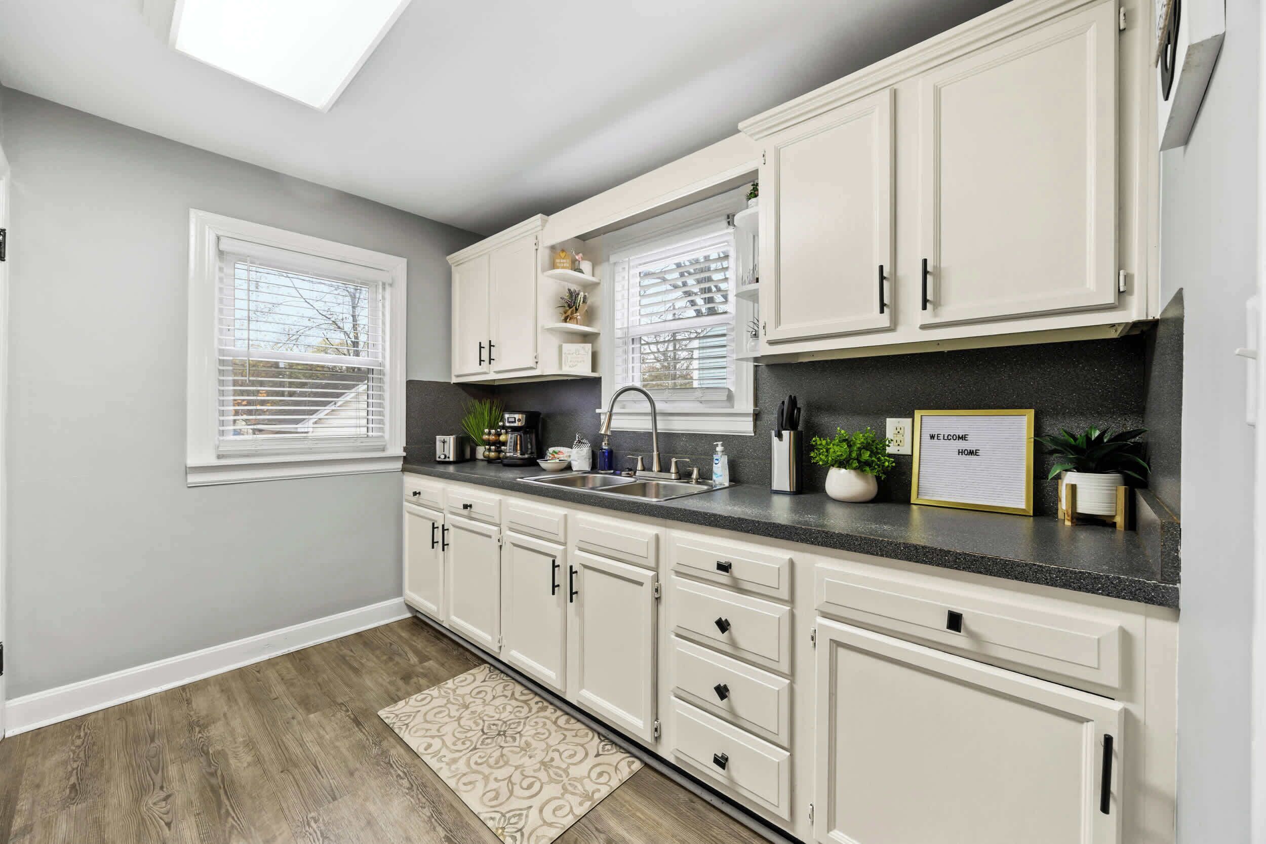 Fridge, oven, stovetop, coffee/tea maker