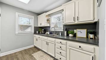 Fridge, oven, stovetop, coffee/tea maker