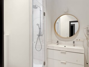 Studio, plusieurs chambres | Salle de bain