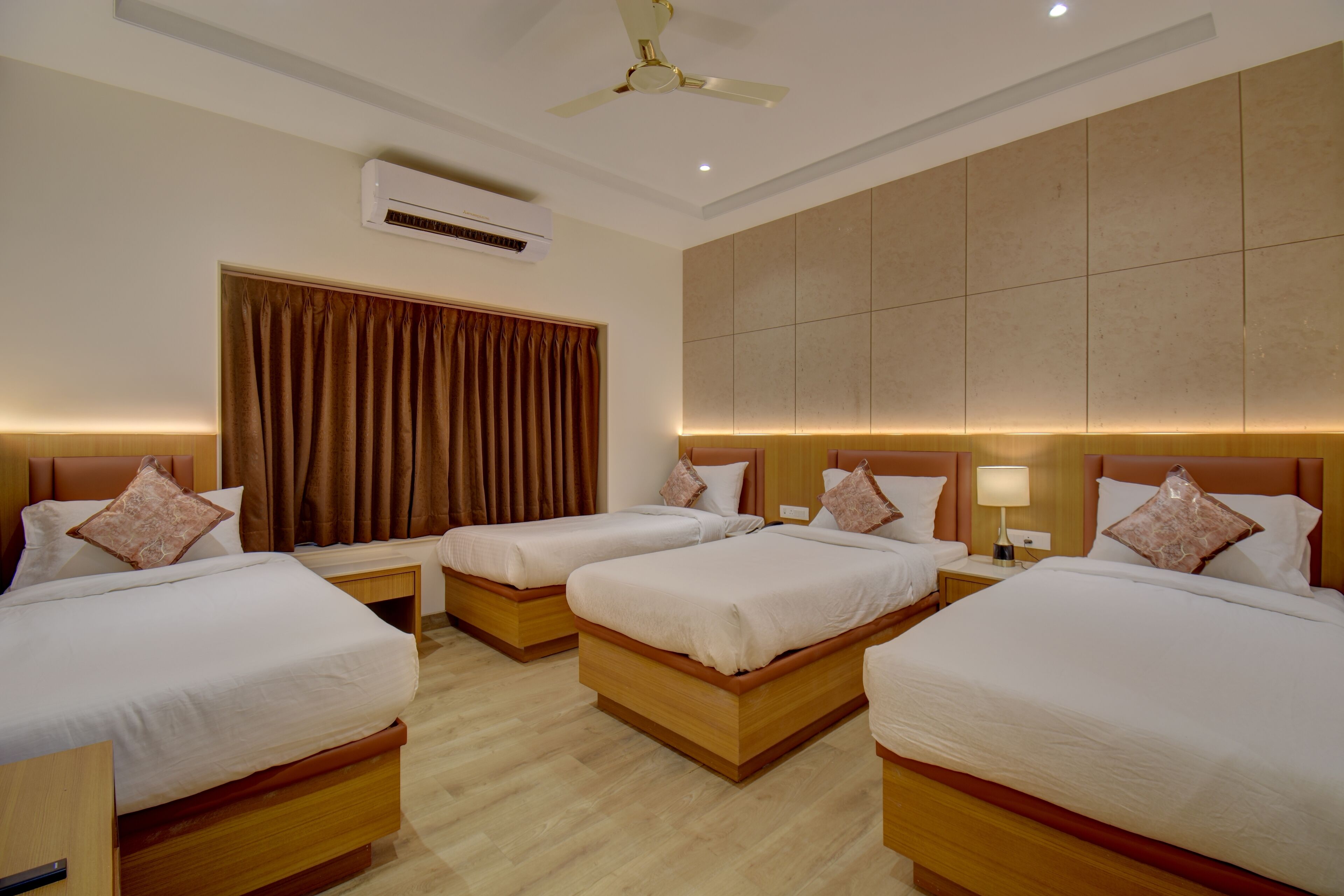 Habitación cuádruple Deluxe | Escritorio, espacio para trabajar con laptop y wifi gratis 