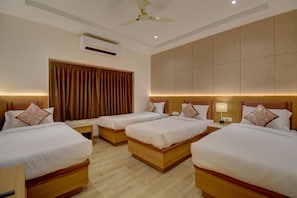 Deluxe Quadruple Room | Desk, laptop workspace, free WiFi