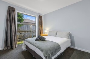 3 عدّة غرف نوم ومكواة/لوح كي وواي فاي وملاءات أسرّة