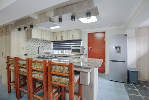 Cape West Coast Cottage delightfully bright and cheerful