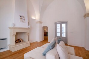TV, fireplace - Salento historic home with pool and jacuzzi, 5 minutes from the beaches of Castro (Ortelle)