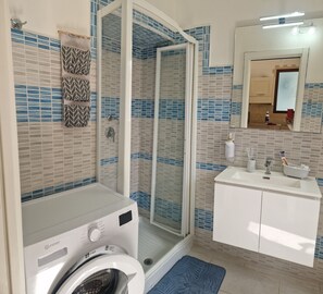 Een douche, een haardroger, een bidet, handdoeken