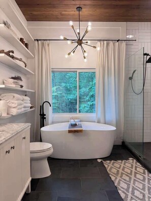 Een douche, een haardroger, handdoeken