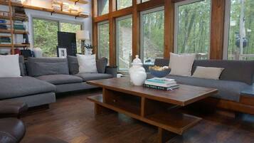 تلفزيون، مدفأة، مكتب