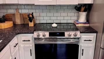 ثلاجة، ميكروويف، فرن، موقد طهي مسطح