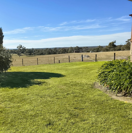Property grounds. Gladstone gem - Gateway to the Bays