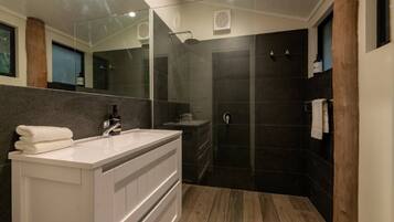 Douche, sĂšche-cheveux, serviettes fournies, savon