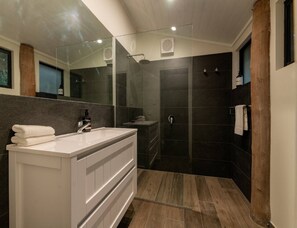 Dusche, Haartrockner, Handtücher, Seife