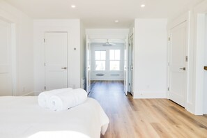 Escritorio, tabla de planchar con plancha, cuna de viaje y wifi gratis 