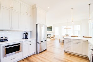 Geladeira, micro-ondas, fogão, cooktop