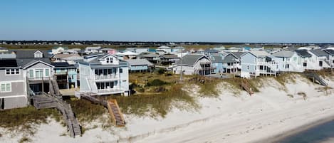 Zona residencial frente a la playa con casas que tienen balcones y acceso directo a la playa.
