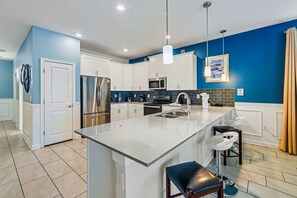 Fridge, microwave, stovetop, dishwasher