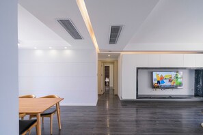 高級公寓, 3 間臥室, 城市景 | 客廳 | 智能電視