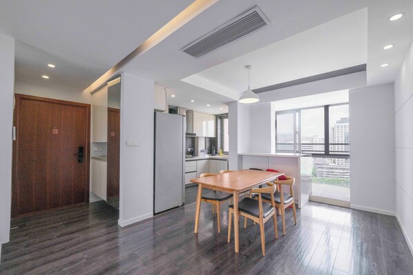 Superior Apartment, 3 Bedrooms, City View | Living room | Smart TV