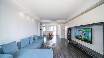 Superior-Apartment, 3 Schlafzimmer, Stadtblick | Wohnzimmer | Smart-TV