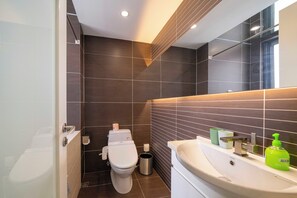 高級公寓, 3 間臥室, 城市景 | 浴室 | 拖鞋