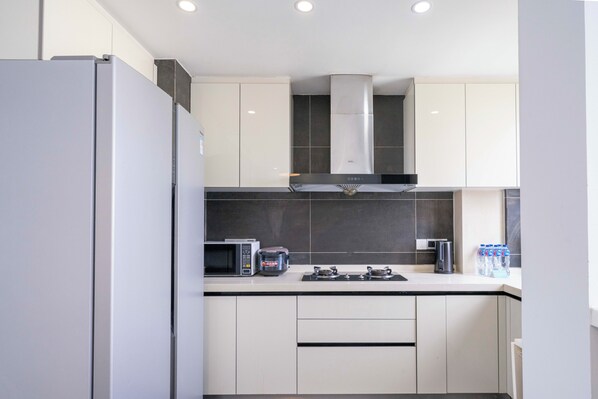 Superior Apartment, 3 Bedrooms, City View | Private kitchen