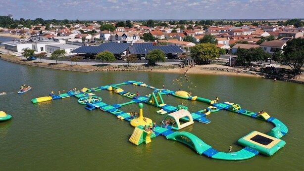 An aerial view of a water park with inflatable play structures and a surrounding residential area. - Vendée farmhouse near beach and town center (L'Aiguillon-la-Presqu'île)