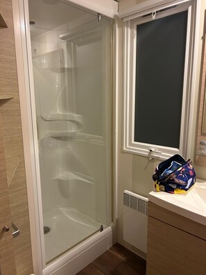 Douche, séchoir à cheveux, serviettes fournies, papier de toilette