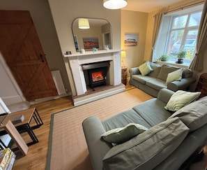 Smart-tv, eldstad och böcker