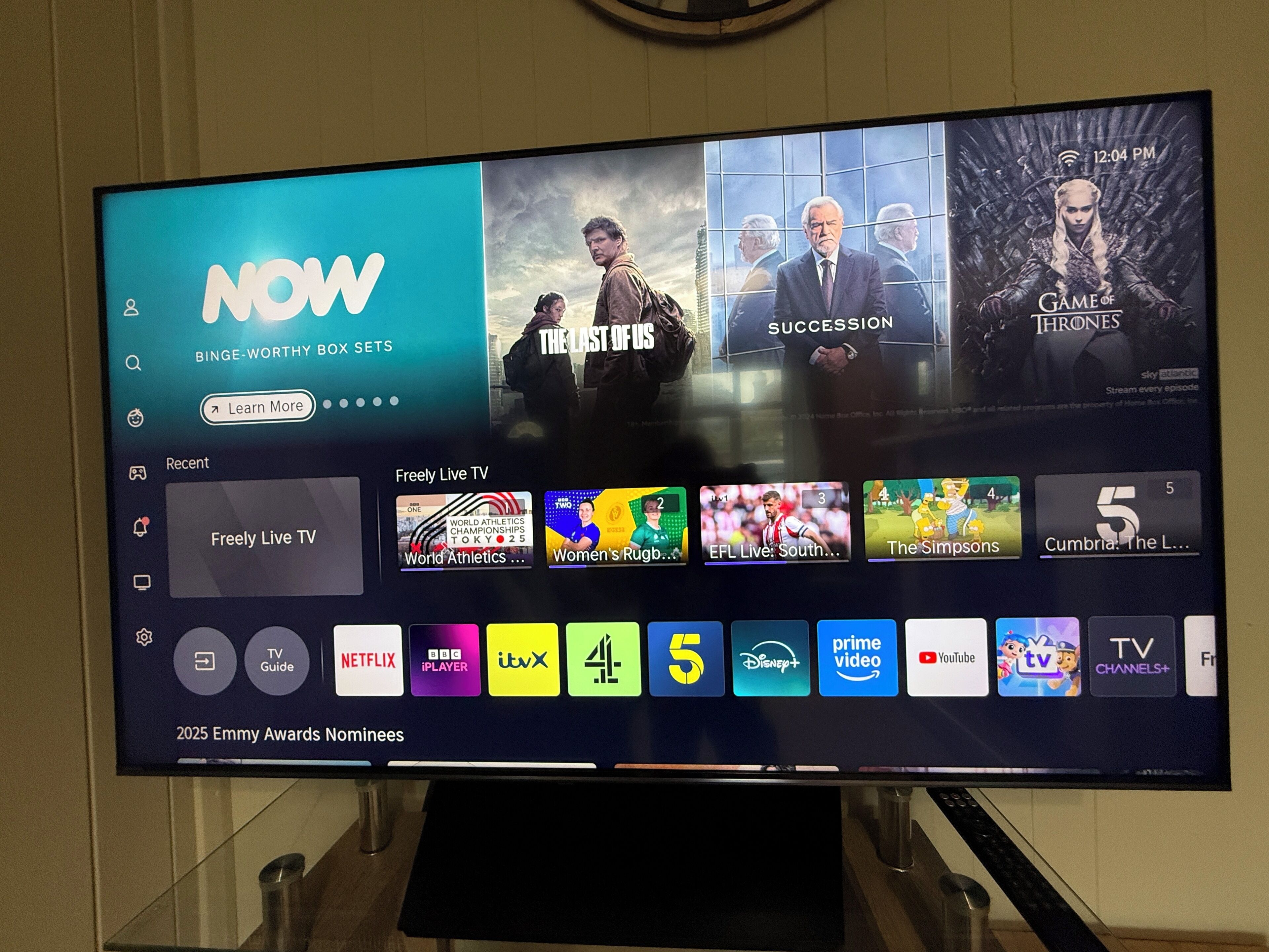 Un écran de télévision affichant l’interface de Now TV, avec différentes options de diffusion en continu et une section intitulée « Chaînes de télévision gratuites en direct ».
