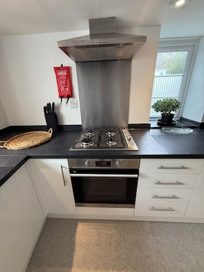 Fridge, microwave, oven, dishwasher - Lovely Cottage close to Otter Valley Nature reserve 2 miles from Devon beach (East Budleigh)