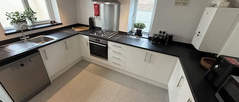 Frigorífico, microondas, horno y lavavajillas