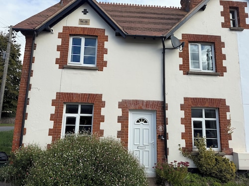 Lovely Cottage close to Otter Valley Nature reserve 2 miles from Devon beach