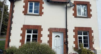 Lovely Cottage close to Otter Valley Nature reserve 2 miles from Devon beach