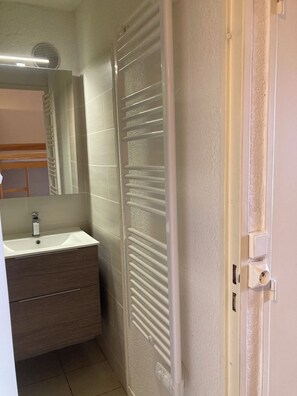 ヘアドライヤー、トイレットペーパー