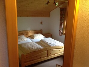 3 habitaciones, tabla de planchar con plancha, internet y ropa de cama