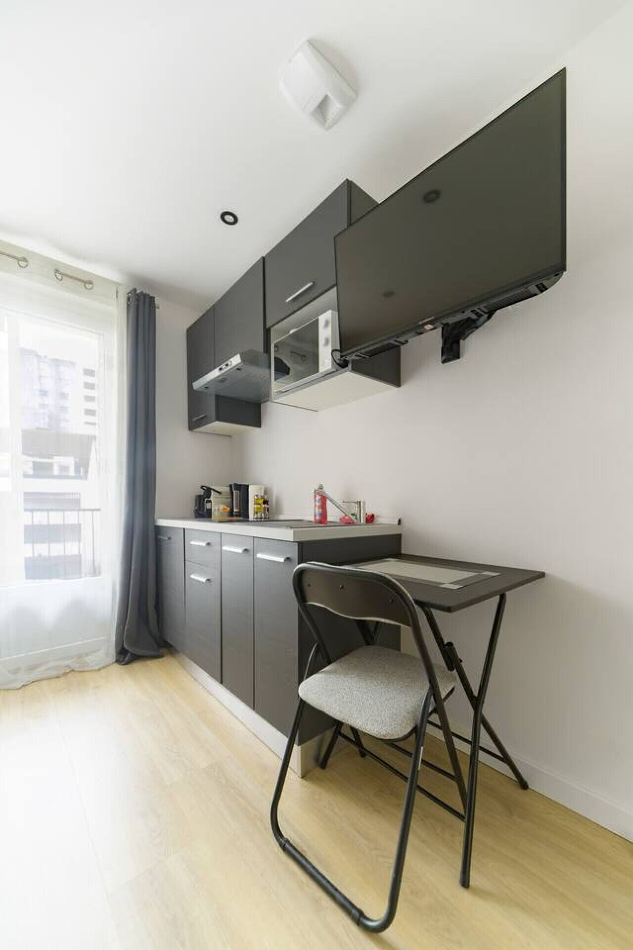 雪櫃、微波爐、咖啡機/沖茶器、多士爐