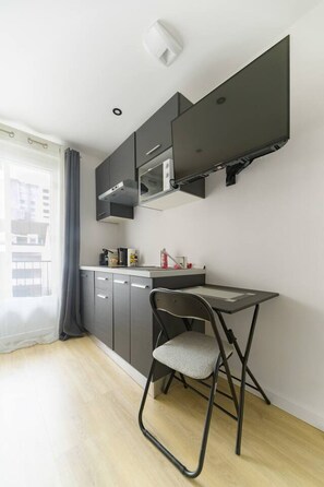 Réfrigérateur, micro-ondes, cafetière/bouilloire, grille-pain