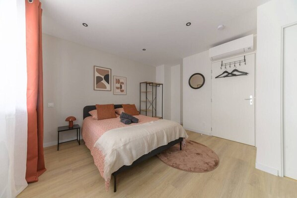 1 dormitorio, tabla de planchar con plancha, wifi gratis y ropa de cama