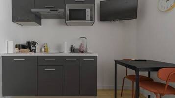 KĂŒhlschrank, Mikrowelle, Herdplatte, Wasserkocher mit Kaffee-/Teezubehör