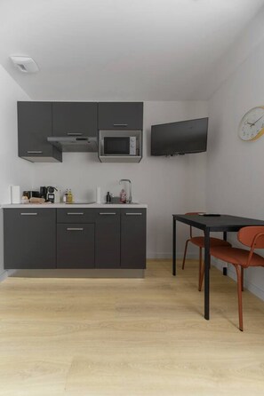 Frigorífico, microondas, placa de cocina y cafetera o tetera