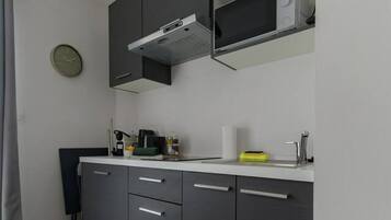 KĂŒhlschrank, Mikrowelle, Wasserkocher mit Kaffee-/Teezubehör, Toaster