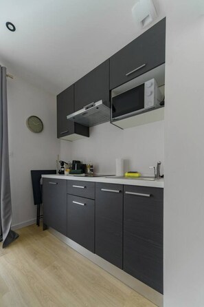 ثلاجة، ميكروويف، ماكينة لصنع القهوة/الشاي، محمصة خبز