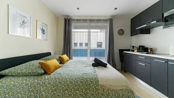 Tabla de planchar con plancha, wifi gratis, ropa de cama