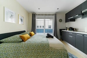 アイロン / アイロン台、WiFi (無料)、ベッドシーツ